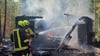 Die Ortswehren aus Bitterfeld und Holzweißig bekämpfen das Feuer.
