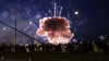 Ein Feuerwerkskörper explodiert in zu niedriger Höhe über Zuschauen beim Abschlussfeuerwerk der Rheinkirmes. Es gab mehrere Verletzte.