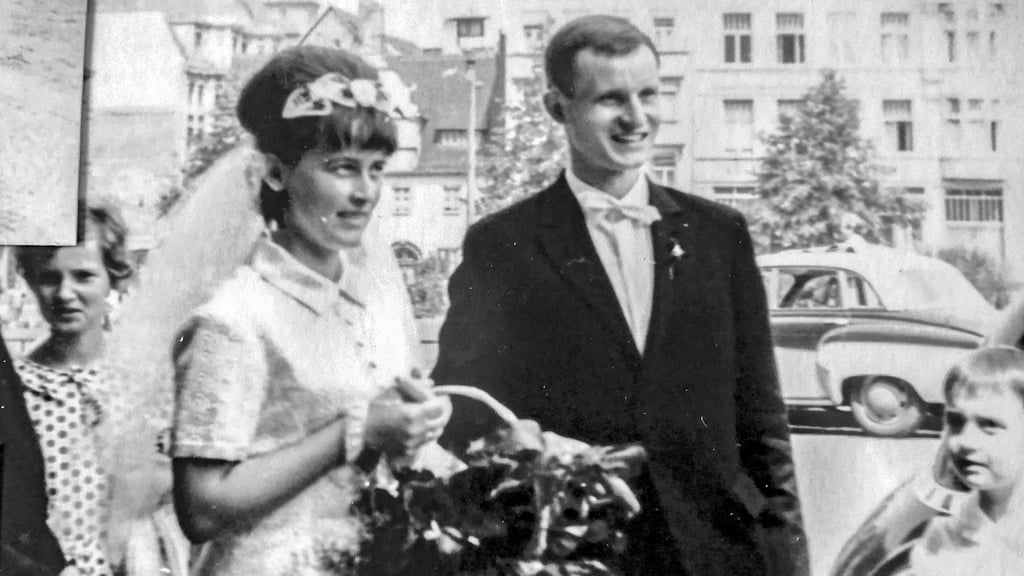 Ingrid und Günter Pröve haben am 15. Juli 1965 in Zeitz geheiratet. In ihrem Fotoalbum gibt es dazu viele Aufnahmen.