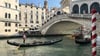 Eine Gondel an der Rialtobrücke in Venedig. In der Nähe der berühmten Brücke geschah 2013 das Unglück. (Symbolfoto)