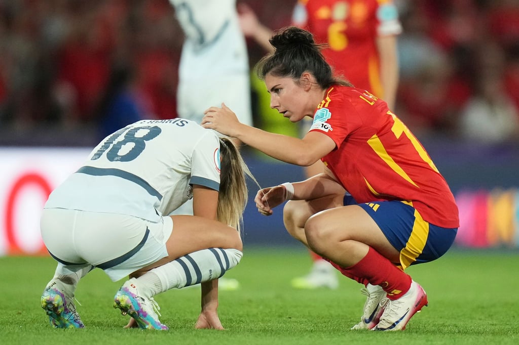 Die Siegerinnen zeigen Mitgefühl: Spaniens Lucia Garcia (r) tröstet Viola Calligaris.