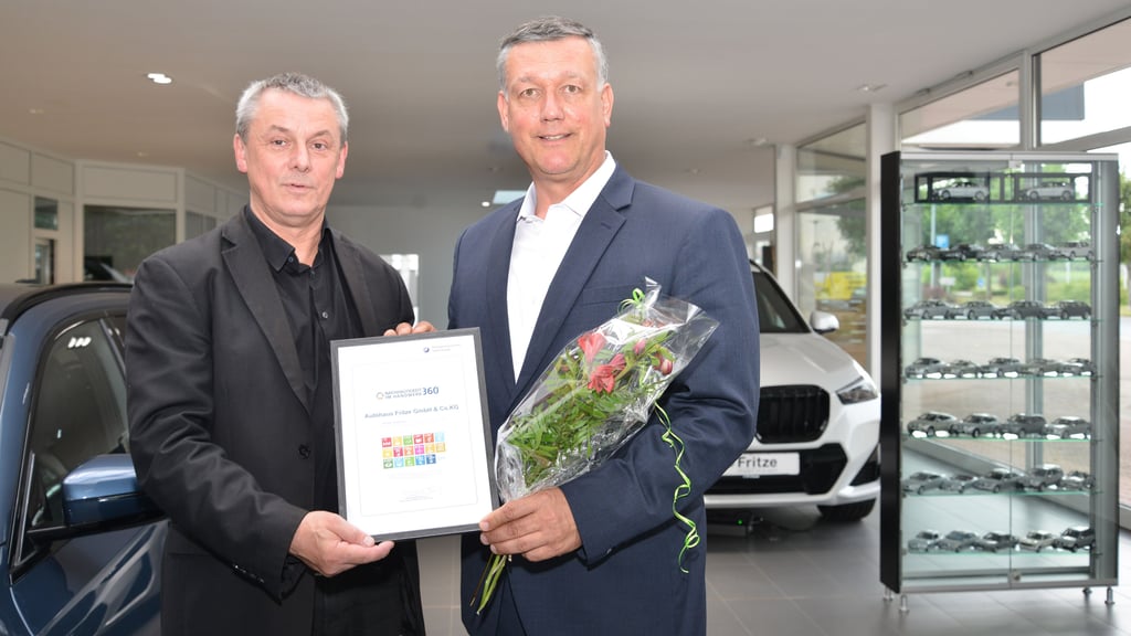 Sven Sommer Berater der Handwerkskammer Halle überreicht Geschäftsführer Michael Fritze vom BMW-Autohaus Fritze in Sangerhausen die Urkunde.