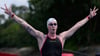 Florian Wellbrock zeigt es an: Drei Titel hat er in Singapur schon gewonnen.