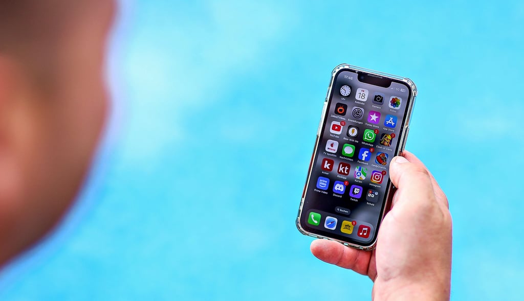 Ein zunehmendes Problem: Statt ihre Kinder im Blick zu behalten, greifen viele Eltern im Schwimmbad lieber zum Smartphone.