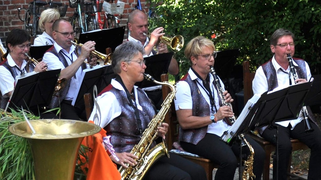 Das Genthiner Blasorchester spielt am Sonntag vor dem Stadtkulturhaus.