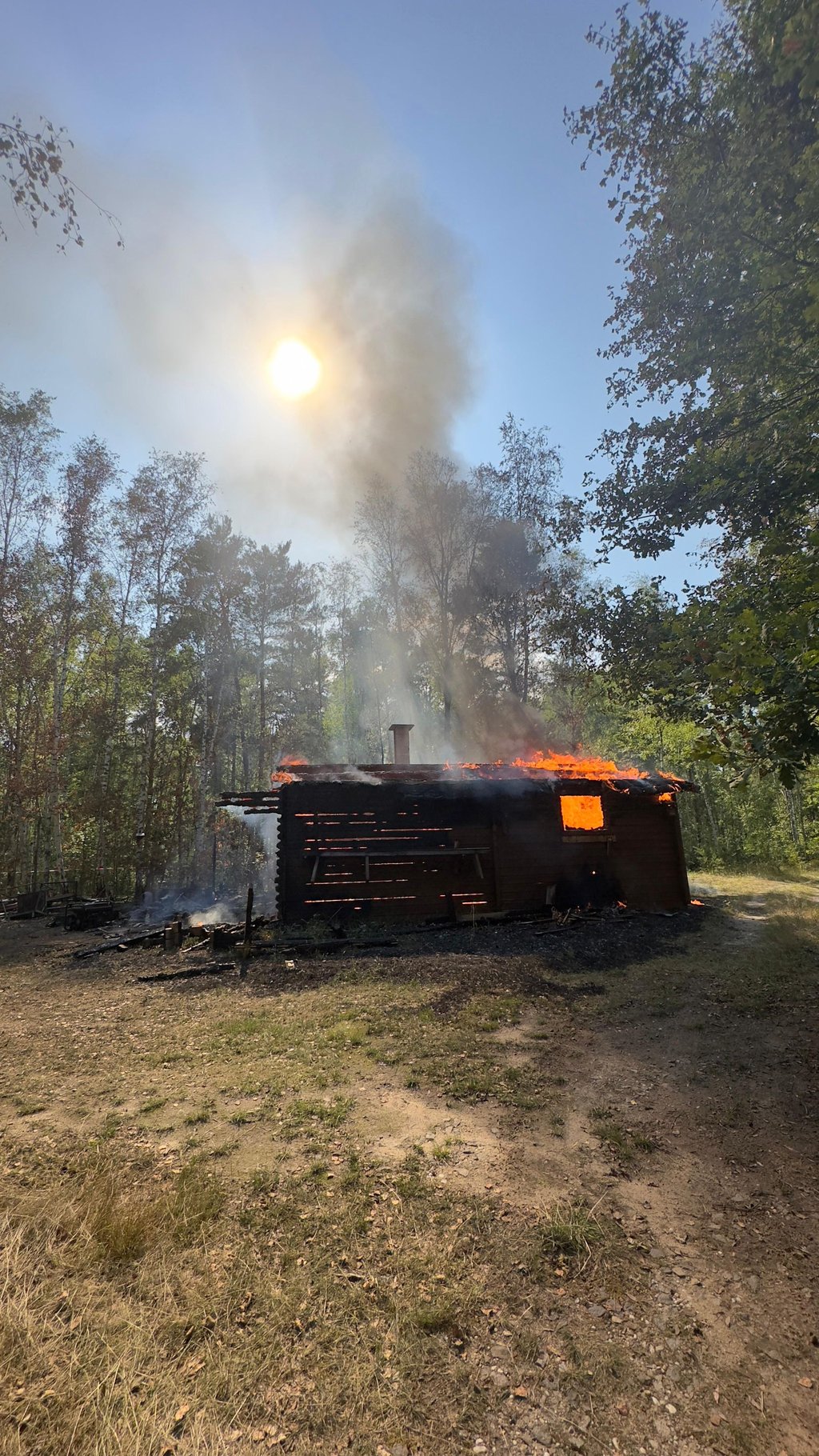 Die Jagdhütte steht nach fünf Wochen schon wieder in Flammen.