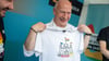 Berlins Regierender Bürgermeister Kai Wegner (CDU) hat beim lesbisch-schwulen Stadtfest ein T-Shirt geschenkt bekommen.