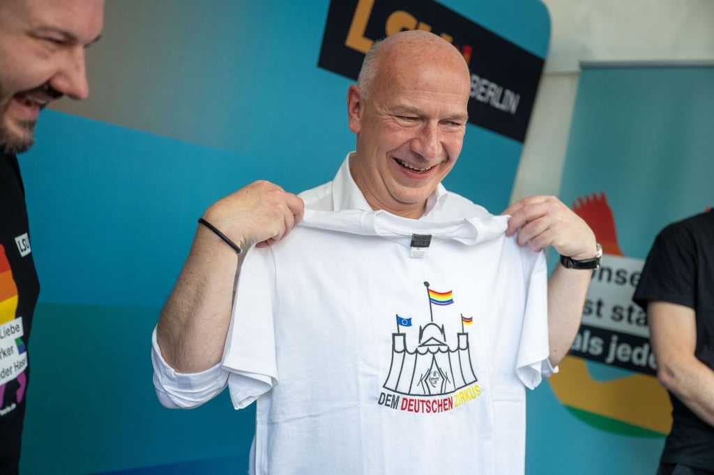 Berlins Regierender Bürgermeister Kai Wegner (CDU) hat beim lesbisch-schwulen Stadtfest ein T-Shirt geschenkt bekommen.