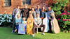 Die Teilnehmer der 7. Internationalen Kammermusikakademie genießen die Probenzeit in Nitzow. In der  Reihe vorn: Rita Spanner (von links), Felix, Sara Maria Rilling, Luis Maria Suárez Felipe, in der hinteren Reihe: Daniil Gonobolin (von links), Silas Zschocke, Eun Che Kim, Martin Moriarty, Annette Jakovcic und  LiLa.