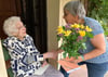 Mit einem Ständchen und Blumen gratuliert Indre Lange der Jubilarin  Erika Schröter in Berga zum 102. Geburtstag. 