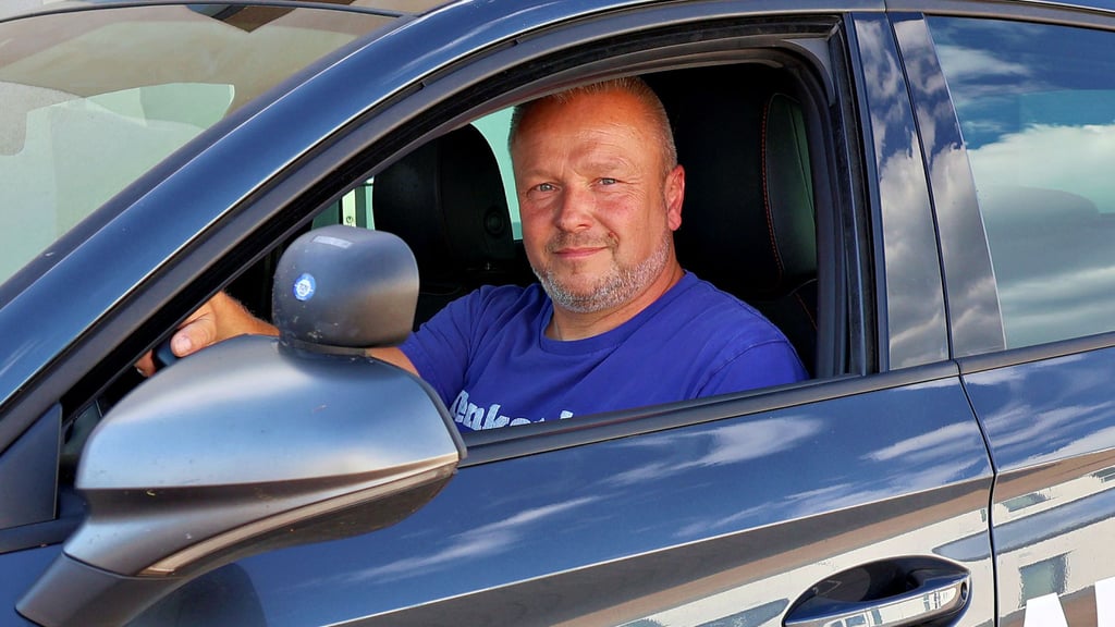 Fahrlehrer Nico Liebsch bildet an seinen Standorten in Havelberg, Tangermünde, Wittenberge und Perleberg Fahrschüler mit Handicap aus.