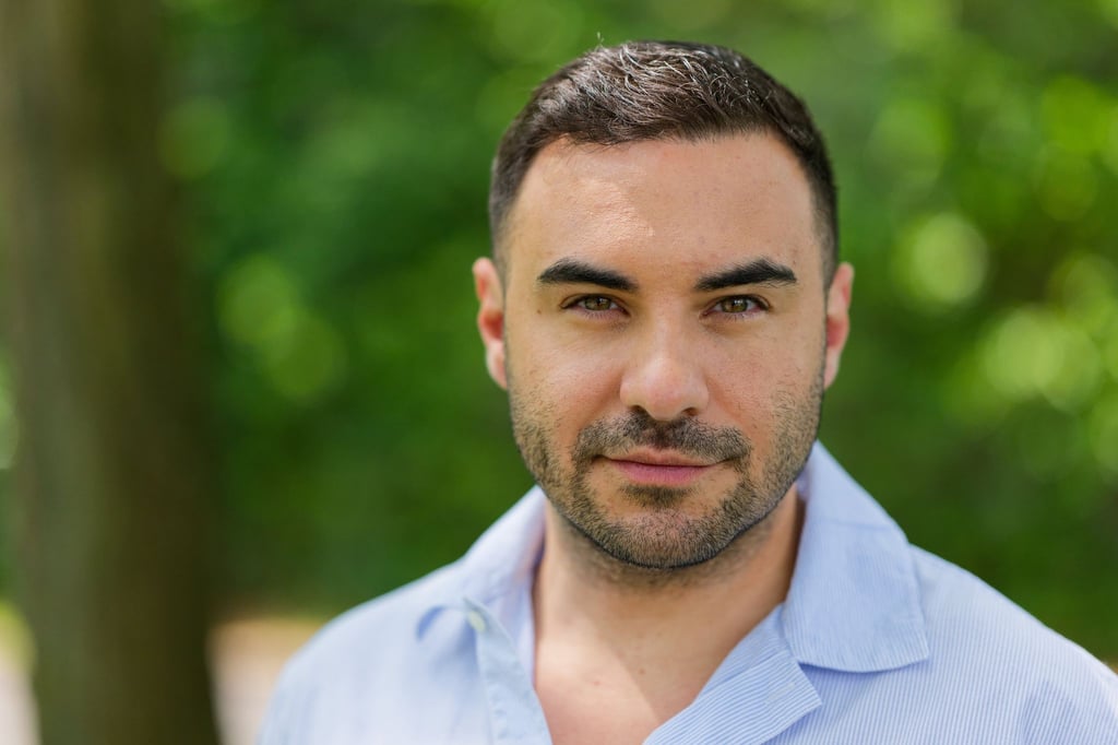 Serien-Star Lars Steinhöfel glaubt, dass die Deutschen es einfach lieben, „schlecht drauf zu sein“.