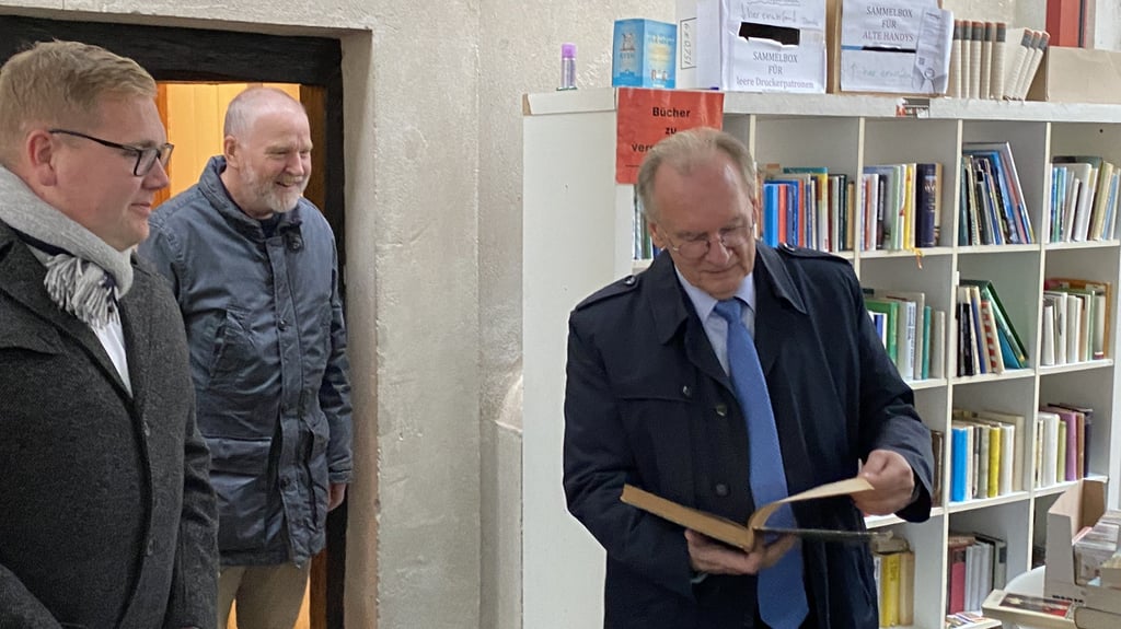 Im Bücheregal der Jungen Kirche Genthin stöberte auch schon Ministerpräsident Rainer Haseloff.