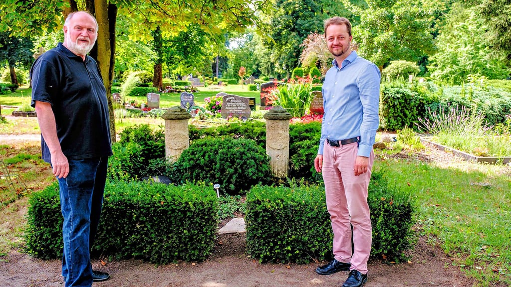 Grabpate Reinhard Pester (links) und Stadtkirchenpfarrer Fabian Mederacke auf dem großen Friedhof in der Dresdener Straße in Wittenberg