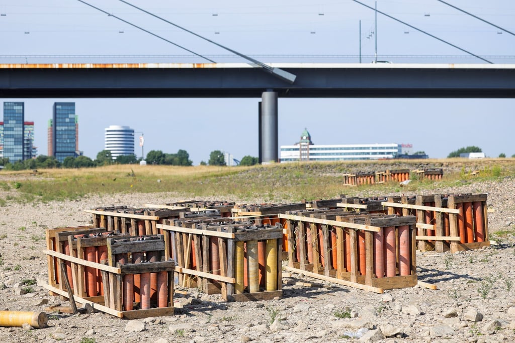 Die Abschussvorrichtungen für das Feuerwerk der Rheinkirmes stehen auf den Rheinwiesen. Die Polizei prüft jetzt, ob eine umgekippte Halterung für das Unglück verantwortlich ist.