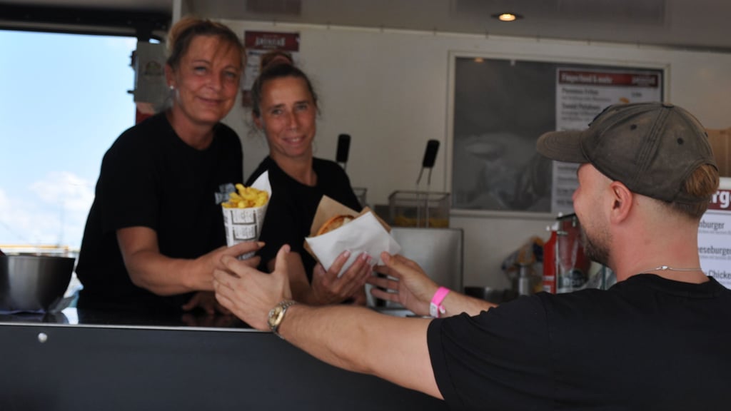 Leckeres gibt es am Foodtruck von American Monster Diner aus Rathenow.