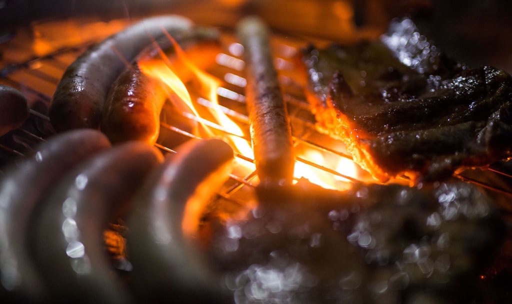 Grillen ist beliebt - die Fleischpreise sind allerdings in den vergangenen Jahren kontinuierlich gestiegen.