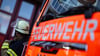 Die Feuerwehr rückt wegen ausgelaufener Lauge im Güterverkehrszentrum Erfurt aus. (Archivbild)