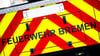 Ein Mensch wird von der Feuerwehr in Bremen aus einem brennenden Haus gerettet. (Symbolbild)