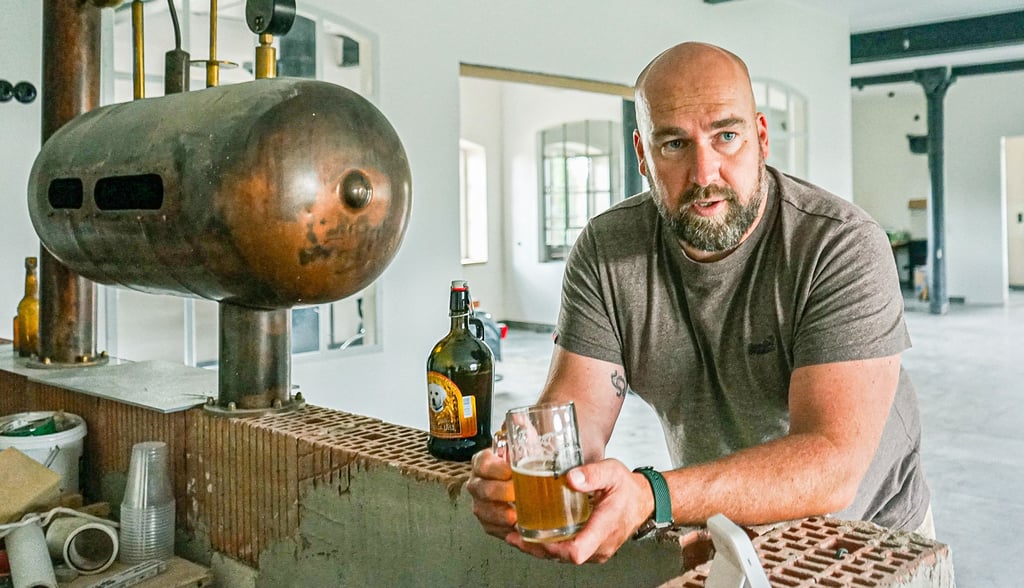 In der alten Zuckerfabrik wird Christian Eckart bald Bier brauen: Helles, Honigbock, kaltgehopftes Pils, sowie Whisky, Gin und Liköre brennen.