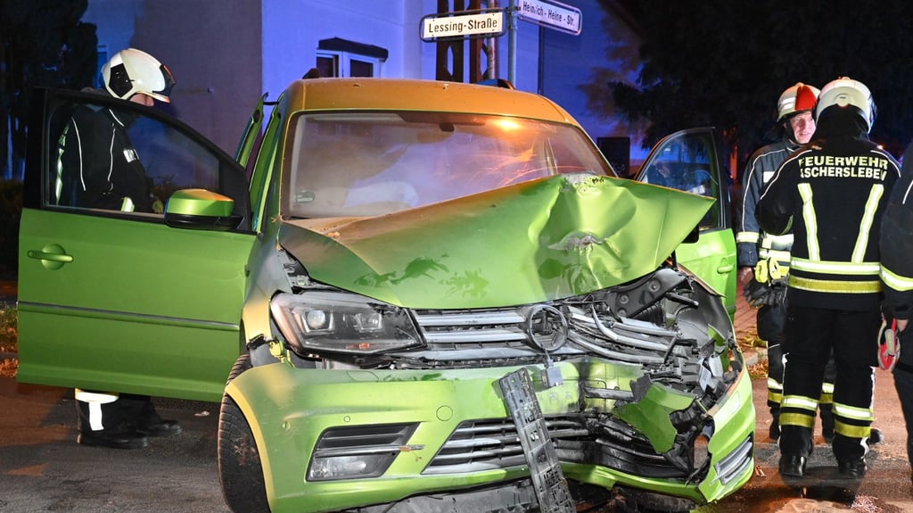 In der Nacht hat es in Aschersleben eine Verfolgungsjagd gegeben. Die Flüchtende landete mit ihrem Auto an einem Baum.