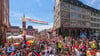 Rund um den Frankfurter Römerberg dominierten Regenbogenfahnen.