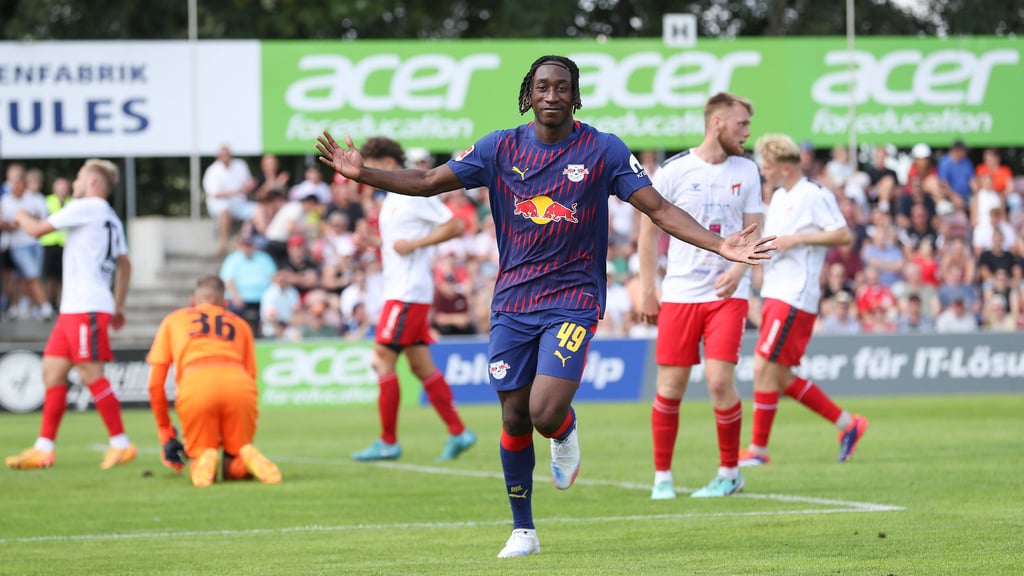 Yan Diomande feiert sein erstes Tor für RB Leipzig.