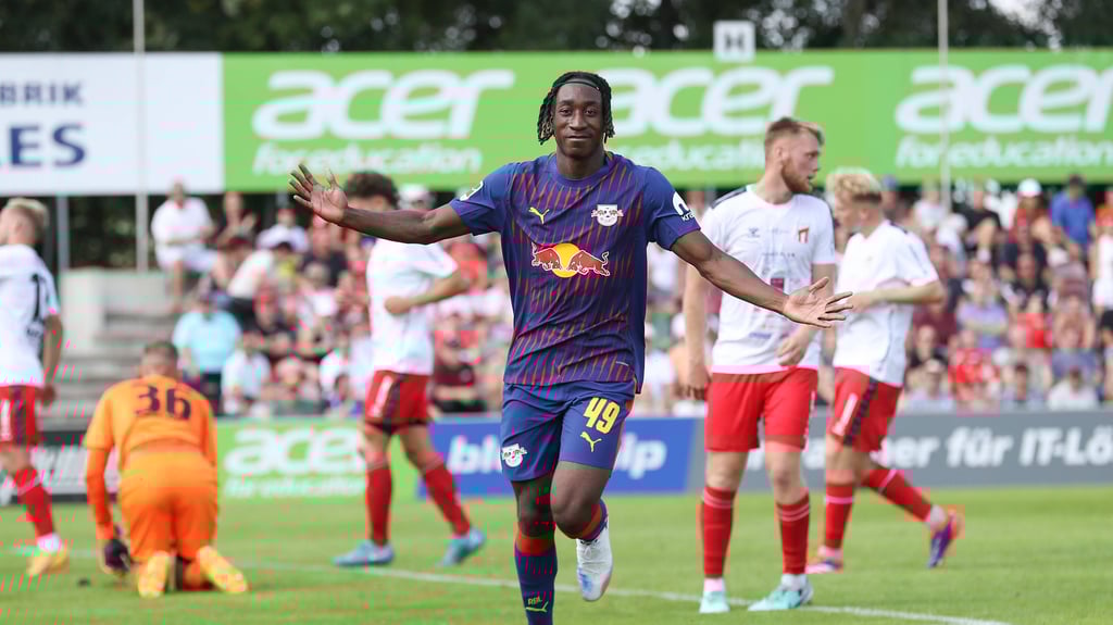 Yan Diomande feiert sein erstes Tor für RB Leipzig.