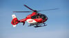 Einsatz für Rettungskräfte und Polizei nach dem Sturz eines Bikers in der Altmark. Der Mann wurde mit einem Hubschrauber ins Krankenhaus gebracht. (Archivbild)