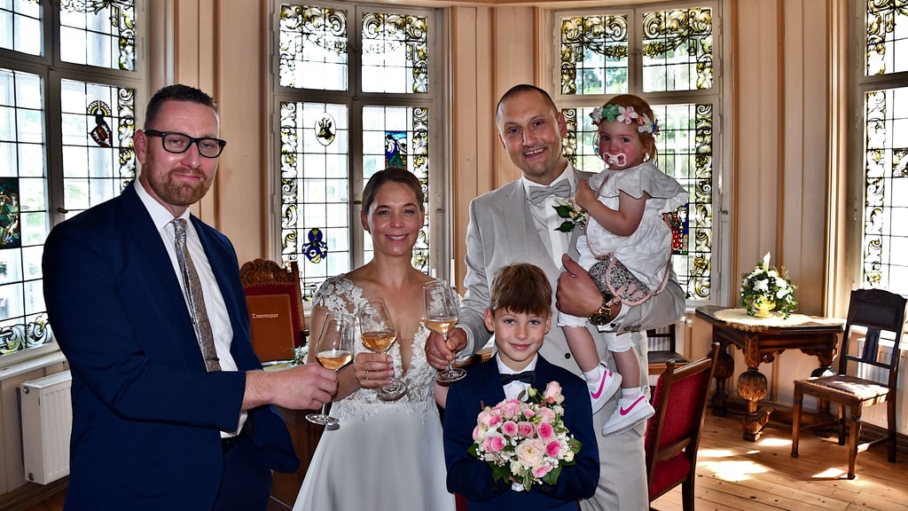 Stefanie und Stefan Harbke haben im Herrenzimmer des Gutshauses geheiratet. Eheschließungsbeamter Tim Krümmling (li.) stieß nach der Zeremonie mit dem Brautpaar an. Mit dabei sind natürlich auch die Kinder des Paares – Alma und Bruno.
