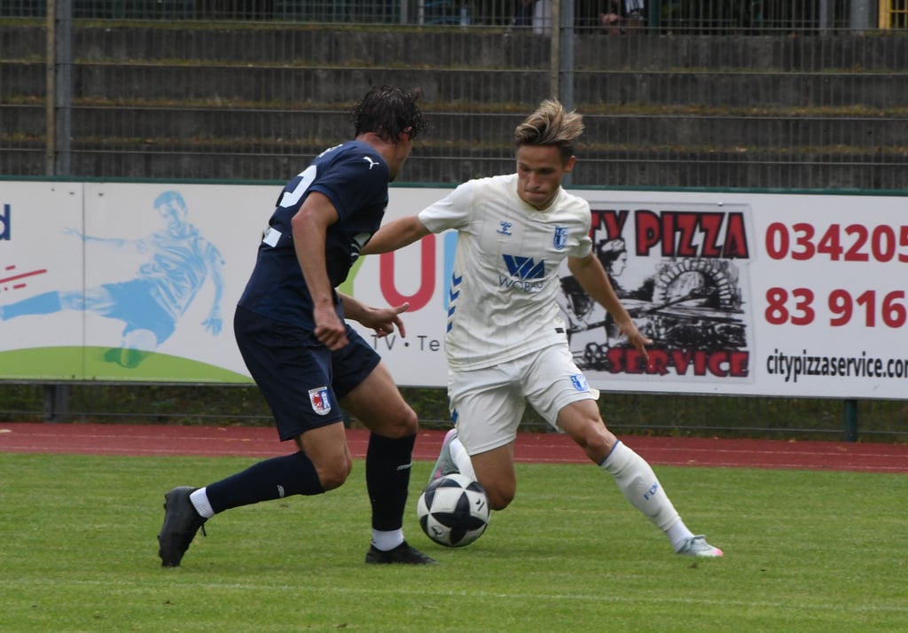 Albert Millgramm (am Ball) suchte seine Chance in Distanzschüssen. Doch die große Gefahr für den Gegner blieb aus.
