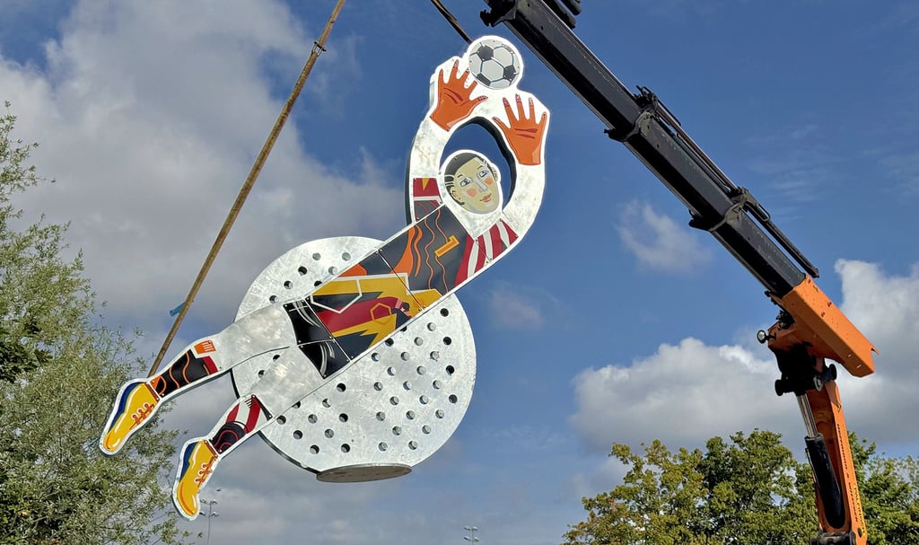 Der neue Torwart ist da: Die bunte Figur steht jetzt vor dem HFC-Nachwuchszentrum auf der Silberhöhe.