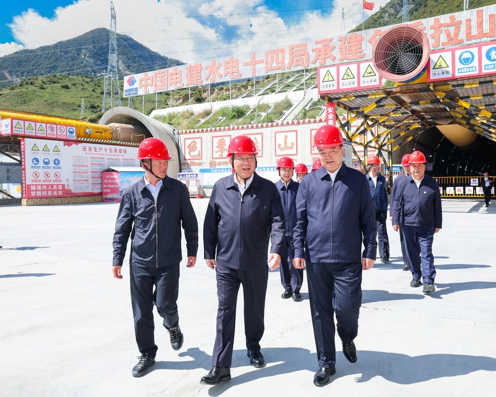 Chinas Ministerpräsident Li besuchte in Tibet auch andere Großbauprojekte.