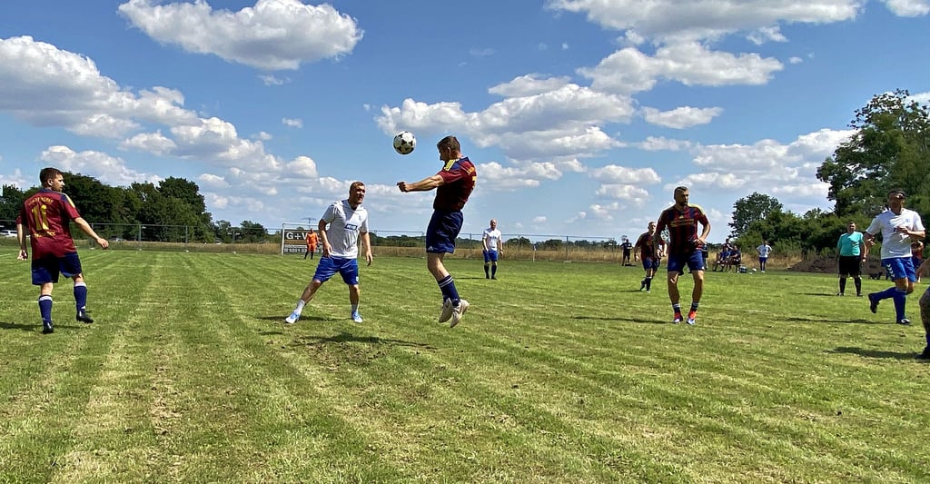 Die Traditionsmannschaft des 1. FC Magdeburg traf im Rahmen des Fußballturniers in Elbenau auf die Mannschaft der Stadtwerke Schönebeck.