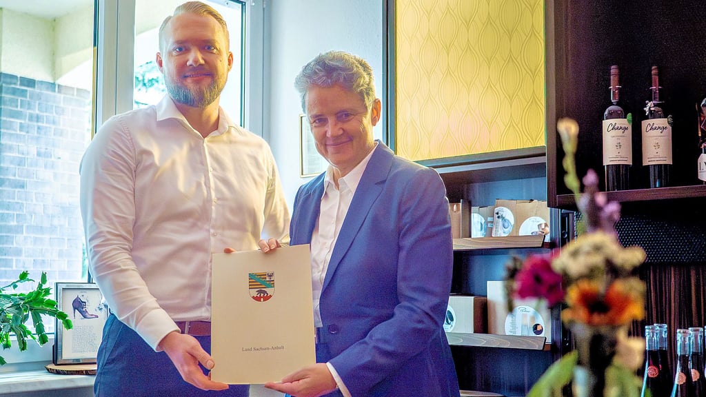 Unternehmer Dominik Tappe erhält von Lydia Hüskens, Sachsen-Anhalts Ministerin für Infrastruktur und Digitales, einen Fördermittelbescheid.