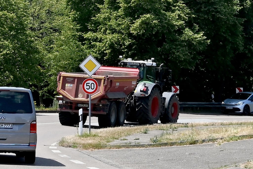 Weil es für einen Autofahrer hinter einem Traktor zu langsam voran ging, setzte er zu einem gewagten Überholmanöver an und riskierte dabei einen Zusammenstoß mit einem Polizeistreifenwagen (Symbolbild).