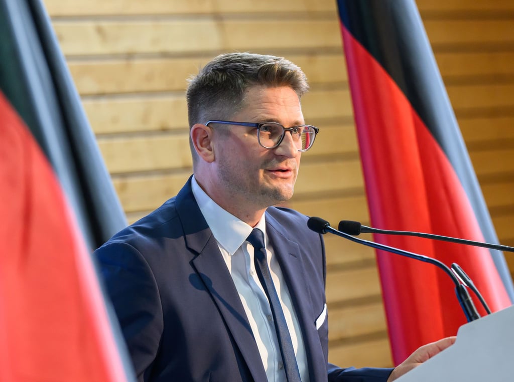 Brandenburgs AfD-Landesvorsitzender René Springer äußert sich zur Frage der Veröffentlichung des Vermerks über die Einstufung der Partei als rechtsextrem. (Archivbild)