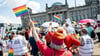 Mehrere hundert Demonstrantinnen und Demonstranten forderten vor dem Reichstagsgebäude das Hissen der Regenbogenfahne beim CSD.