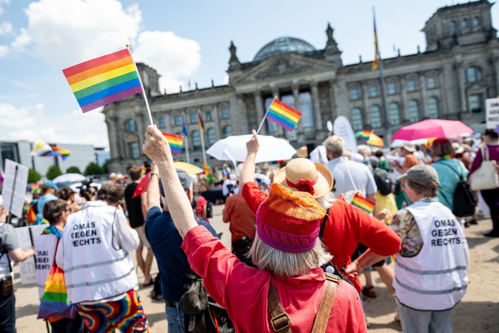 Mehrere hundert Demonstrantinnen und Demonstranten forderten vor dem Reichstagsgebäude das Hissen der Regenbogenfahne beim CSD.
