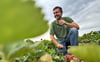 Früh am Morgen betritt und kontrolliert  Landwirt Andre Laue sein Erdbeerfeld in Biederitz. 
