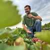 Früh am Morgen betritt und kontrolliert  Landwirt Andre Laue sein Erdbeerfeld in Biederitz.