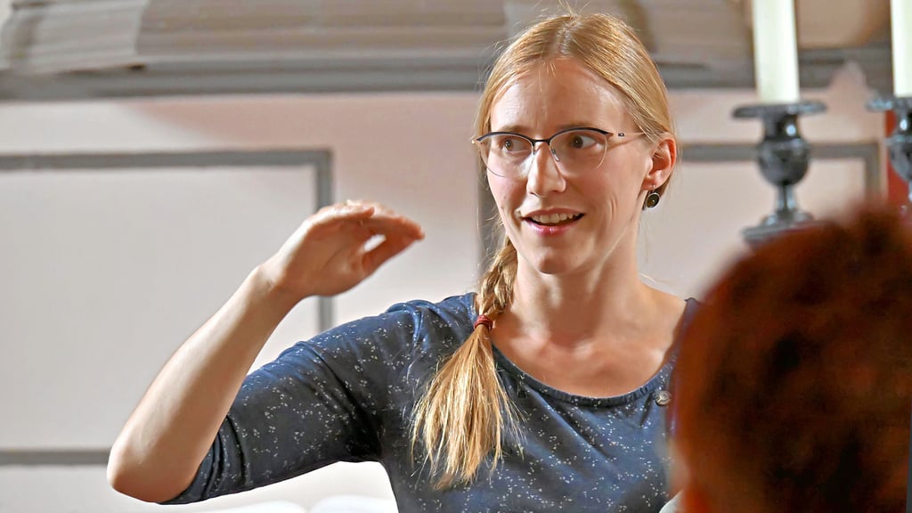Sarah Schenk ist die Chorleiterin der neu gegründeten Friedrichsauer Sangesfreunde und mit Spaß bei der Sache.