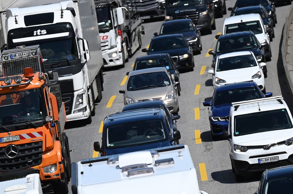 Am Samstagvormittag kam es wegen der Sperrung zu Staus auf der A7. (Symbolbild)