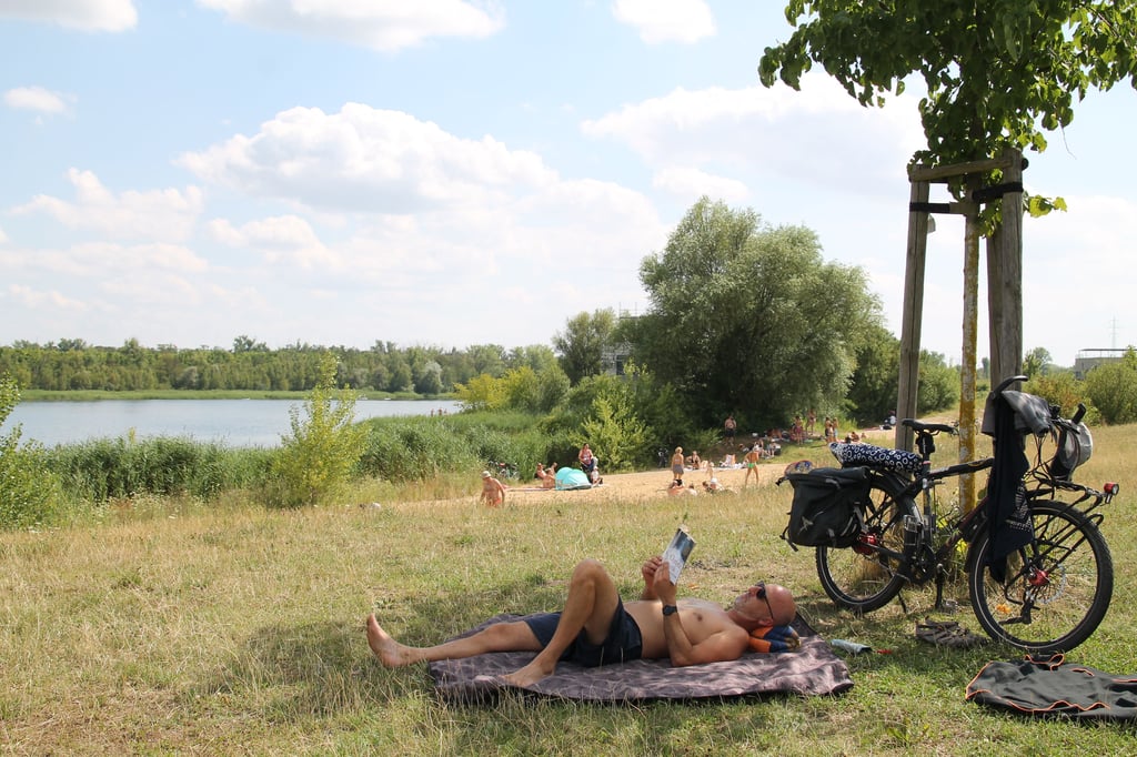Was für ein Idyll: Viele Besucher lockte es am Samstag an den Hufeisensee in Halle.