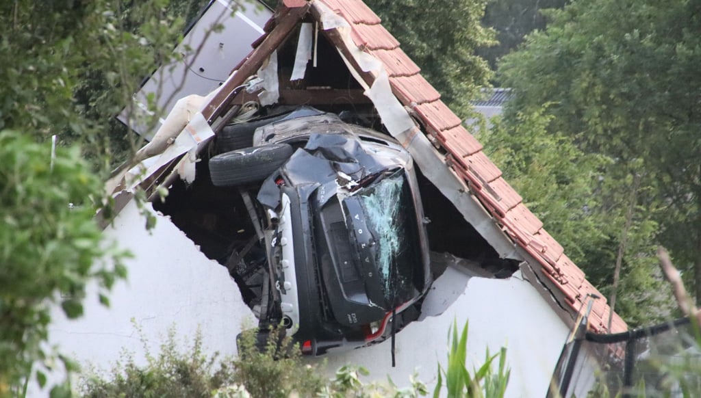 Bei dem spektakulären Unfall im niedersächsischen Bohmte hat das Auto mit fünf Insassen zwei Hecken durchbrochen, ein Kind im Garten erfasst und sehr schwer verletzt. Danach ist das Auto in etwa drei Metern Höhe in dem Gebäude eingeschlagen und dort stecken geblieben.
