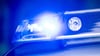 Zivilpolizisten beendeten die Fahrt von zwei Männern: Ein 42-Jähriger war anstatt als Beifahrer auf dem Dach des Autos mitgefahren (Symbolbild).