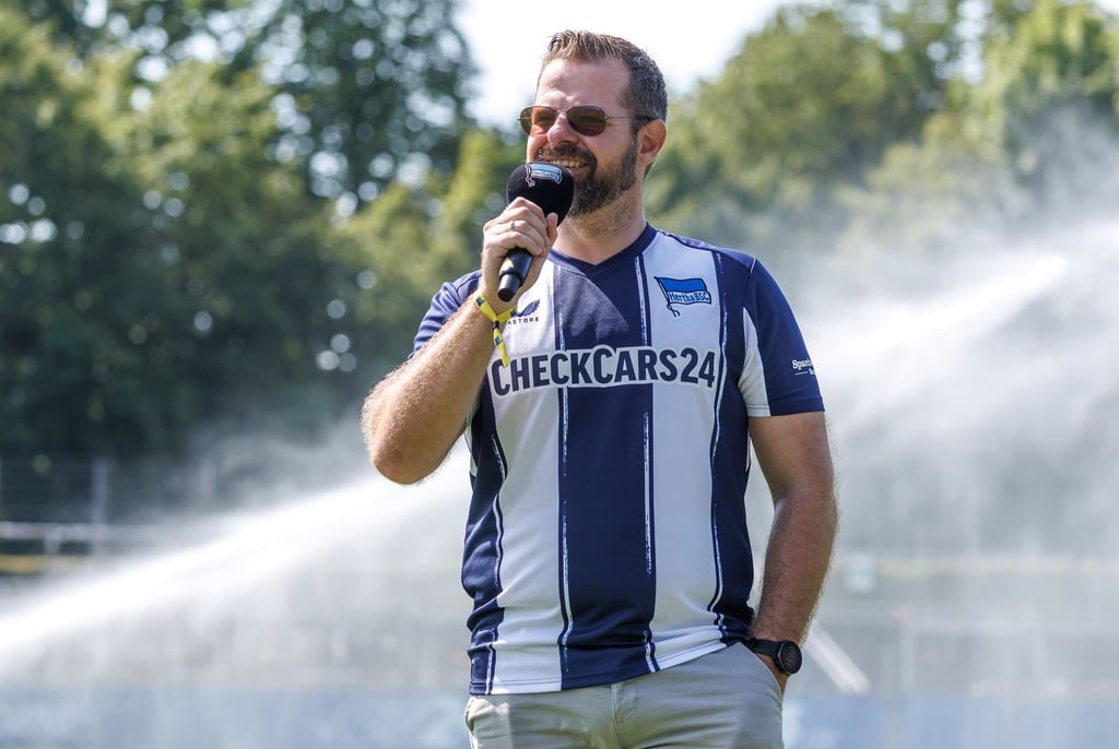 Hertha-Präsident Fabian Drescher stimmt bei der Saisoneröffnung die Fans auf hohe Ziele ein.