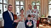 Stefanie und Stefan Harbke haben im Herrenzimmer des Gutshauses geheiratet. Eheschließungsbeamter Tim Krümmling (li.) stieß nach der  Zeremonie mit dem Brautpaar an. Mit dabei sind natürlich auch die Kinder des Paares  – Alma und Bruno.