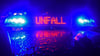 "Unfall" steht in Leuchtschrift auf dem Dach eines Einsatzfahrzeuges der Polizei.&nbsp;
