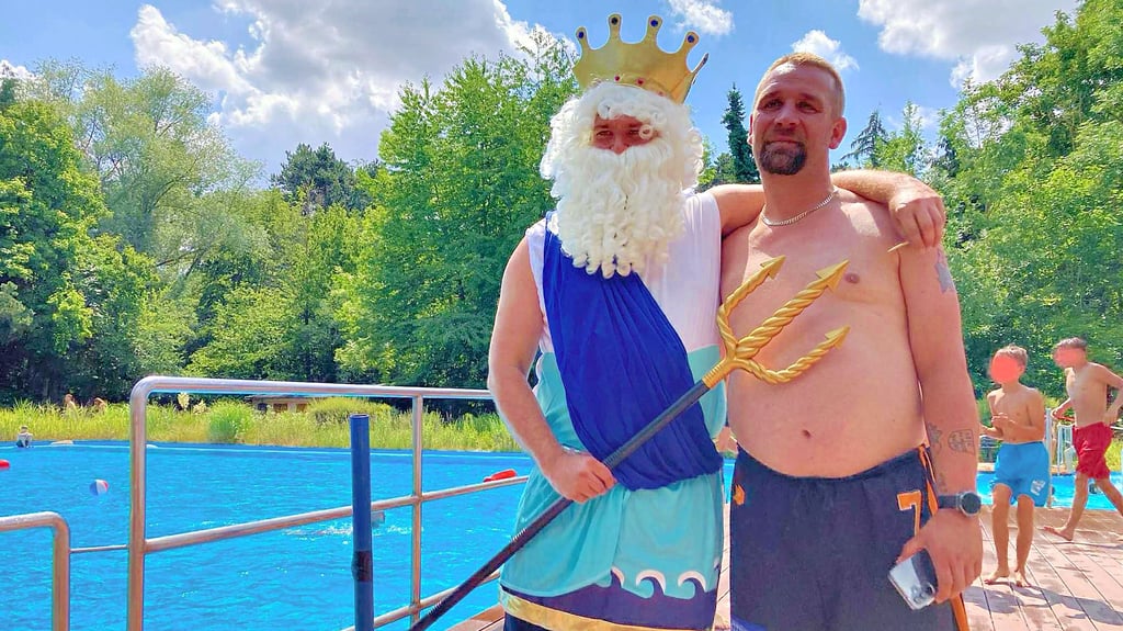 Neptun mit Dreizack und Krone posiert mit den Besuchern des Ascherslebener Freibades für Fotos.